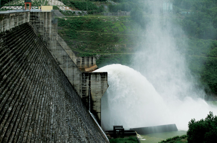 Theo Tập đoàn Điện lực Việt Nam, sản lượng điện sản xuất và nhập khẩu toàn hệ thống năm 2025 ước đạt 322,8 tỷ kWh, tăng 4,6% so với năm 2024. Ảnh: Phú An