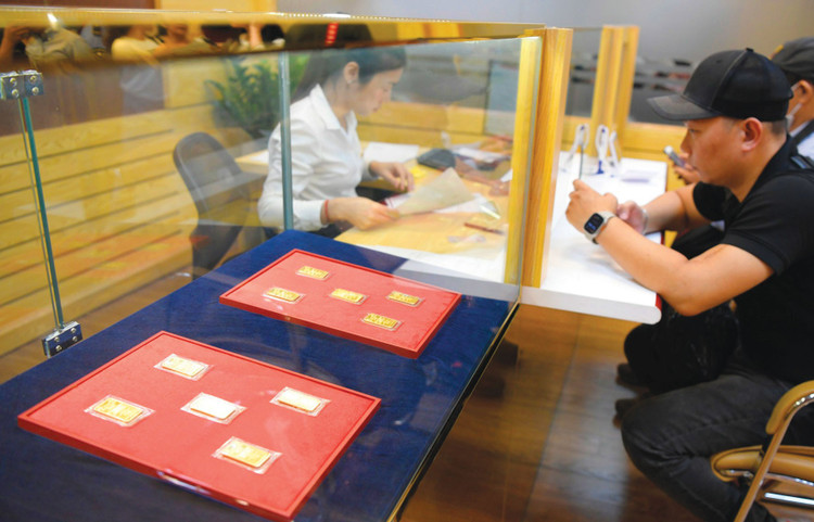 Hiện nay, có 8 ngân hàng thương mại đủ điều kiện để Ngân hàng Nhà nước cấp phép sản xuất vàng miếng, xuất khẩu, nhập khẩu vàng miếng, nhập khẩu vàng nguyên liệu. Ảnh: Chiến Thắng