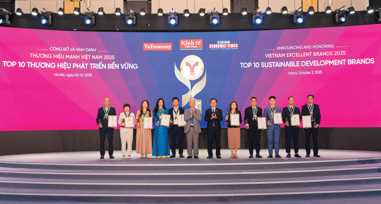 Đại diện Đạt Phương (thứ hai từ trái sang) nhận giải thưởng