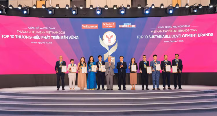 Đại diện Đạt Phương (thứ hai từ trái sang) nhận giải thưởng