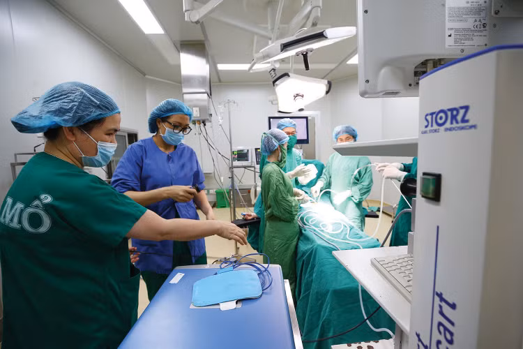 Gói thầu số 23 Cung cấp, lắp đặt hệ thống phẫu thuật và dụng cụ có giá 15,413 tỷ đồng, thuộc Dự án Mua sắm trang thiết bị y tế Bệnh viện Đa khoa tỉnh Trà Vinh. Minh họa: Tiên Giang