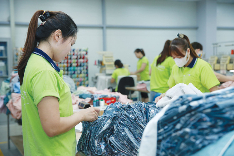 Nhiều ngành sản xuất trong nước vẫn phụ thuộc vào nguyên liệu nhập khẩu, khiến xuất khẩu dễ bị tổn thương khi chuỗi cung ứng biến động. Ảnh: Lê Tiên