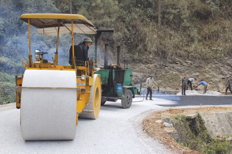 Khi phải huy động các thiết bị công suất cao hoặc số lượng nhiều hơn nhu cầu thực tế, nhà thầu phải gánh thêm chi phí nhiên liệu trong suốt quá trình thi công. Ảnh minh họa: Nhã Chi