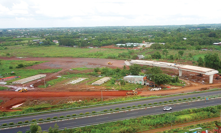 Nhiều dự án thành phần thuộc cao tốc Bắc - Nam bị vướng mặt bằng tại các trạm dừng nghỉ, đường gom bổ sung và tuyến nhánh. Ảnh: Song Lê