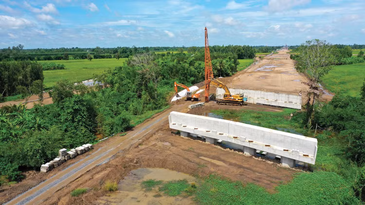 Nhiều dự án hạ tầng giao thông chậm tiến độ do vướng mắc về mặt bằng và nguồn vật liệu xây dựng. Ảnh: Lê Tiên