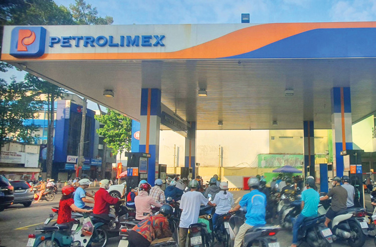 Giá xăng dầu tăng mạnh sẽ tạo áp lực đáng kể lên lạm phát. Ảnh: Song Lê