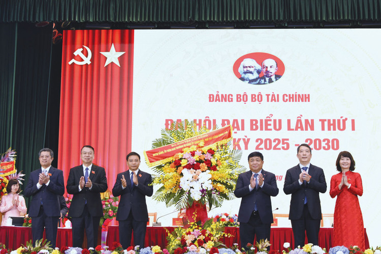 Đồng chí Nguyễn Chí Dũng (thứ ba từ phải sang) - Ủy viên Trung ương Đảng, Ủy viên Ban Thường vụ Đảng ủy Chính phủ, Phó Thủ tướng Chính phủ tặng hoa chúc mừng Đại hội đại biểu Đảng bộ Bộ Tài chính lần thứ I, nhiệm kỳ 2025 – 2030