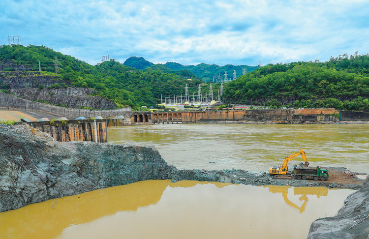 Nhiều hạng mục quan trọng của Dự án Nhà máy Thủy điện Hòa Bình mở rộng như cửa lấy nước, kênh dẫn vào… đã cơ bản hoàn thành. Ảnh: Ngọc Tuấn