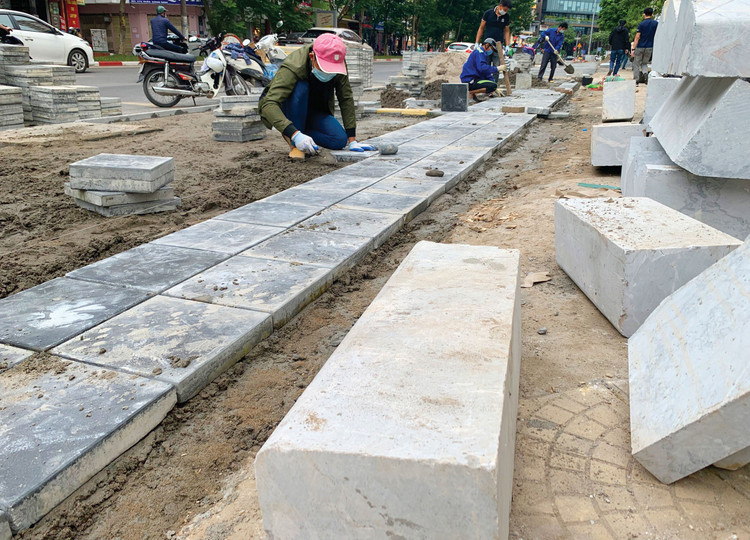 Gói thầu Thi công xây dựng thuộc Dự án Cải tạo, chỉnh trang vỉa hè trên địa bàn quận Hoàng Mai (cũ), TP. Hà Nội (giai đoạn 2) được mở thầu ngày 4/12/2025. Ảnh: Lê Thắng