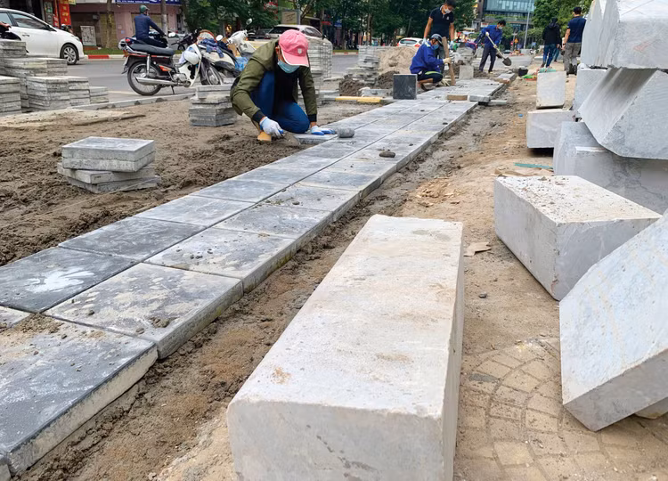 Gói thầu Thi công xây dựng thuộc Dự án Cải tạo, chỉnh trang vỉa hè trên địa bàn quận Hoàng Mai (cũ), TP. Hà Nội (giai đoạn 2) được mở thầu ngày 4/12/2025. Ảnh: Lê Thắng