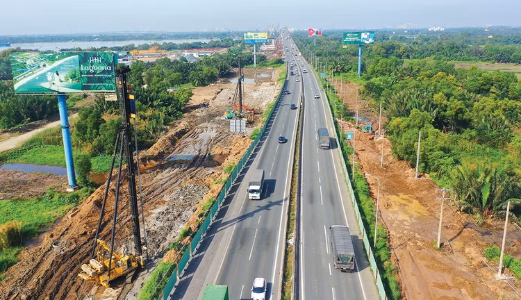 Chính phủ yêu cầu các bộ, ngành, địa phương bám sát tiến độ từng dự án, ưu tiên các công trình trọng điểm. Ảnh: Song Lê