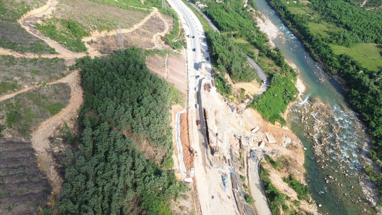 Điểm sạt lở trên tuyến cao tốc La Sơn - Hòa Liên. Ảnh: Hà Minh