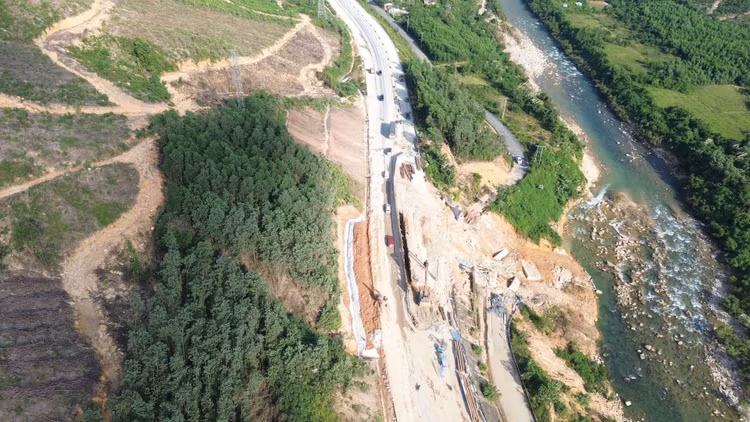 Điểm sạt lở trên tuyến cao tốc La Sơn - Hòa Liên. Ảnh: Hà Minh