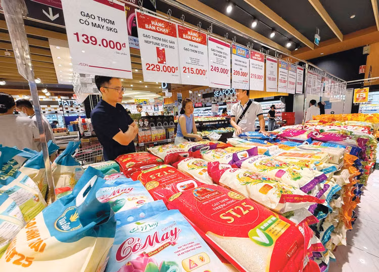 Cần bảo đảm cân đối cung cầu thị trường, nhất là với các mặt hàng thiết yếu như xăng dầu, lương thực, thực phẩm... nhằm kiểm soát lạm phát. Ảnh: Nguyên Lê