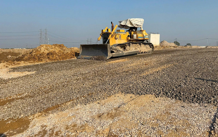 Dự án Xây dựng đường trục Đông - Tây (đoạn nối Quốc lộ 37 với ĐT295), huyện Hiệp Hòa có tổng chiều dài tuyến khoảng 5,7 km, tổng mức đầu tư khoảng 473 tỷ đồng. Ảnh: Thùy Linh