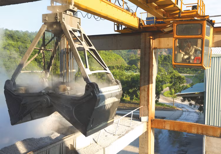 Trong dịp Tết Nguyên đán 2026, nhiều doanh nghiệp xi măng vẫn giữ nhịp sản xuất, bảo đảm kế hoạch cung ứng sản phẩm và tạo đà tăng trưởng ngay từ đầu năm. Ảnh: Nhã Chi