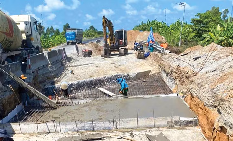 Dự án Đầu tư nâng cấp tuyến Cao Lãnh - Lộ Tẻ trên địa phận tỉnh Đồng Tháp và TP. Cần Thơ để tổ chức lại giao thông có tổng mức đầu tư 950 tỷ đồng. Ảnh: Nhật Huy