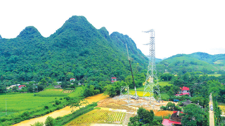 Đến ngày 15/7/2025, Dự án Đường dây 500kV Lào Cai - Vĩnh Yên đã hoàn thành thi công 450/468 vị trí móng, dựng 190/468 cột và kéo dây 2/242 khoảng néo. Ảnh: Lê Tiên