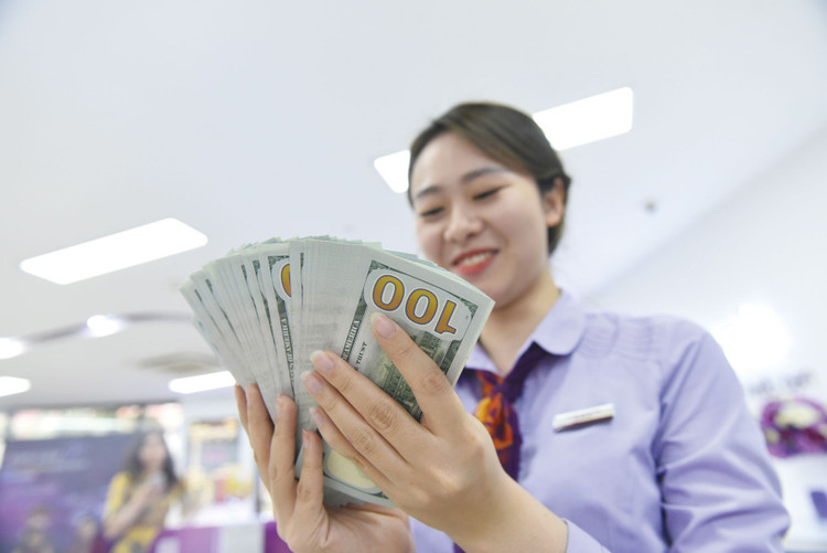 Việc Fed chưa hạ lãi suất khiến tỷ giá USD/VND giữ ở mức cao, ảnh hưởng đến hoạt động xuất nhập khẩu của doanh nghiệp và gây khó cho nỗ lực giảm lãi suất của Việt Nam. Ảnh: Tường Lâm