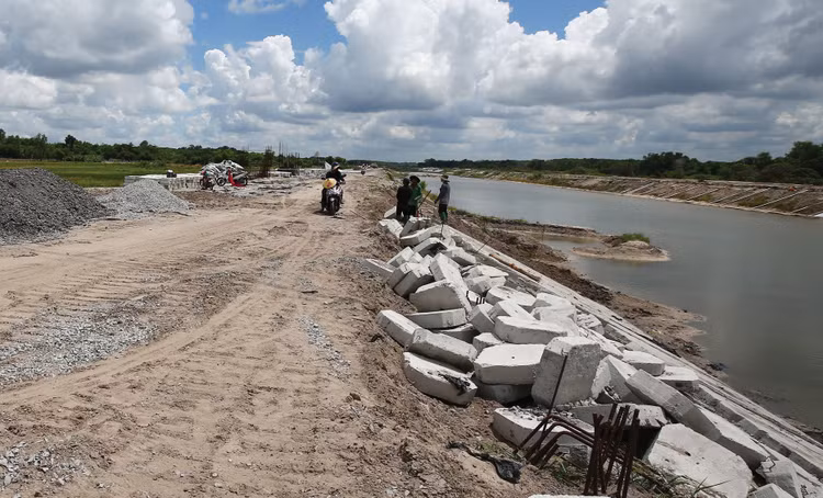 Dự án Xử lý xói lở và gia cố lòng sông thị trấn Gành Hào, huyện Đông Hải, tỉnh Bạc Liêu (nay là tỉnh Cà Mau) có tổng mức đầu tư sau điều chỉnh hơn 310 tỷ đồng. Ảnh: Song Lê