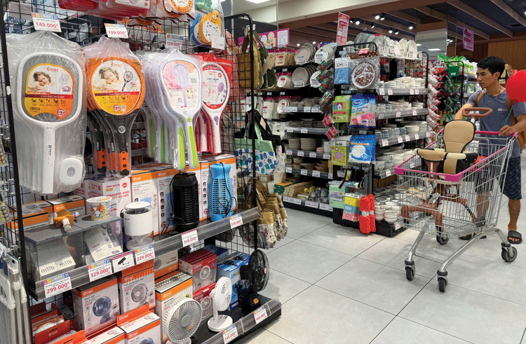 Hộ kinh doanh có doanh thu hàng năm dưới 1 tỷ đồng không bắt buộc sử dụng hóa đơn điện tử có mã của cơ quan thuế hoặc hóa đơn điện tử khởi tạo từ máy tính tiền có kết nối dữ liệu với cơ quan thuế. Ảnh: Tiên Giang