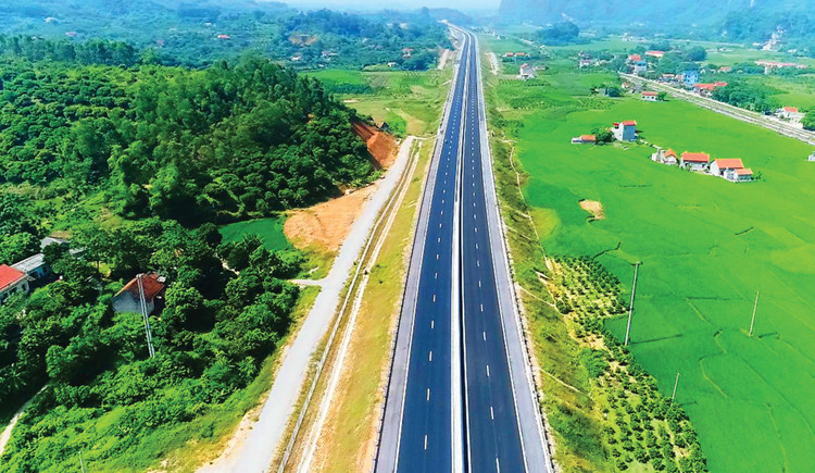 Dự án Đầu tư đoạn tuyến cao tốc Sơn La - Điện Biên - cửa khẩu Tây Trang (giai đoạn 1) được thực hiện theo hình thức đầu tư công. Ảnh: An Chi