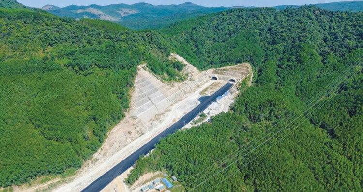 Hầm số 2 cao tốc Quảng Ngãi - Hoài Nhơn là hạng mục nhà thầu Đèo Cả áp dụng thành công nhiều sáng kiến kỹ thuật để đẩy nhanh tiến độ. Ảnh: Hà Minh