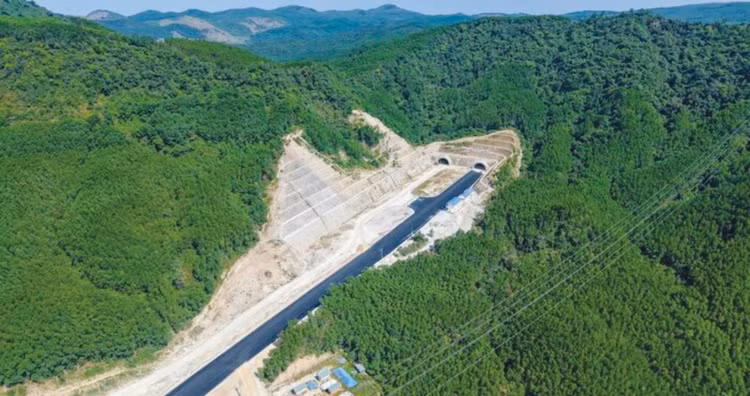 Hầm số 2 cao tốc Quảng Ngãi - Hoài Nhơn là hạng mục nhà thầu Đèo Cả áp dụng thành công nhiều sáng kiến kỹ thuật để đẩy nhanh tiến độ. Ảnh: Hà Minh