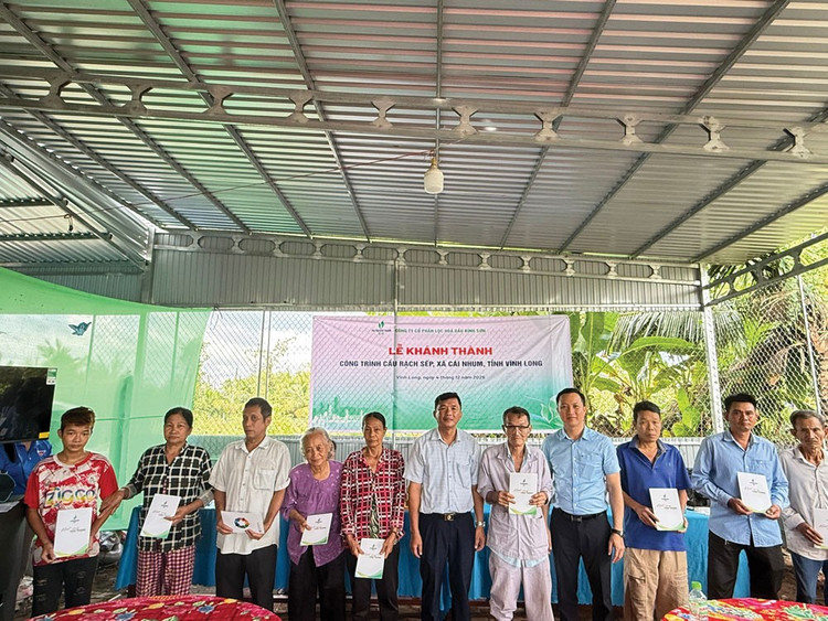 BSR trao quà hỗ trợ cho bà con có hoàn cảnh khó khăn tại xã Cái Nhum