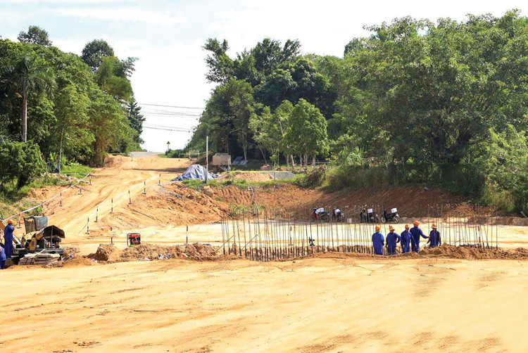 Sau gần 2 năm thi công, Dự án Liên kết vùng miền Trung tỉnh Quảng Nam còn 15,8/31,5 km chưa được bàn giao mặt bằng. Ảnh: Văn Kỳ