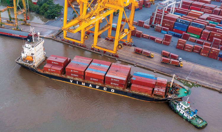 Đến 15/11/2025, tổng trị giá xuất nhập khẩu của cả nước đạt 801,02 tỷ USD, tăng 17,2% so với cùng kỳ năm 2024. Ảnh: Minh Trí