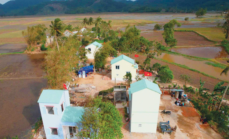 Những nếp nhà mới được dựng lên với ánh điện bừng sáng cho thấy nhịp sống đời thường dần trở lại trên các miền quê. Ảnh: Công Nam