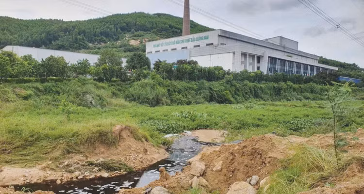 Nước thải chảy ra từ khu vực Nhà máy Xử lý chất thải rắn sinh hoạt Bắc Quảng Nam. Ảnh: Hà Minh