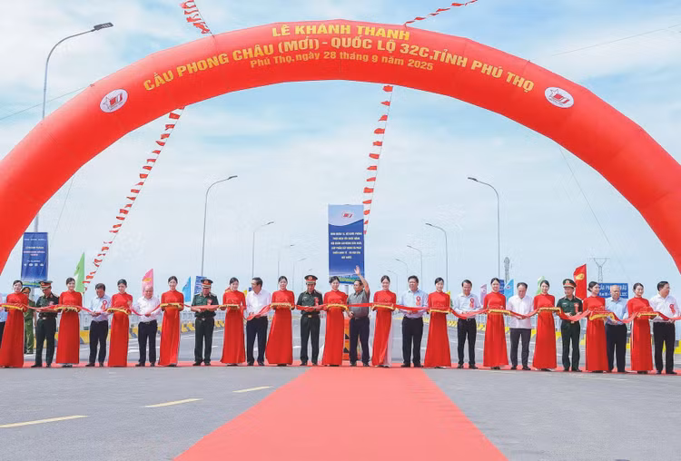 Thủ tướng Phạm Minh Chính và các đại biểu thực hiện nghi thức cắt băng khánh thành cầu Phong Châu - công trình có ý nghĩa đặc biệt do Tổng công ty Xây dựng Trường Sơn đảm nhiệm