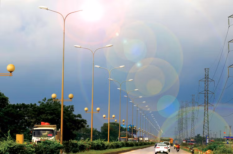 Nhiều địa phương đang lựa chọn nhà thầu cho các gói thầu chiếu sáng công cộng. Ảnh: Lê Nhã Chi 