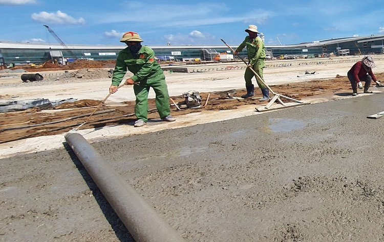 Lao động lĩnh vực xây dựng thường xuyên chịu áp lực tiến độ, xa nhà, điều kiện sinh hoạt khó khăn… Ảnh: Song Lê