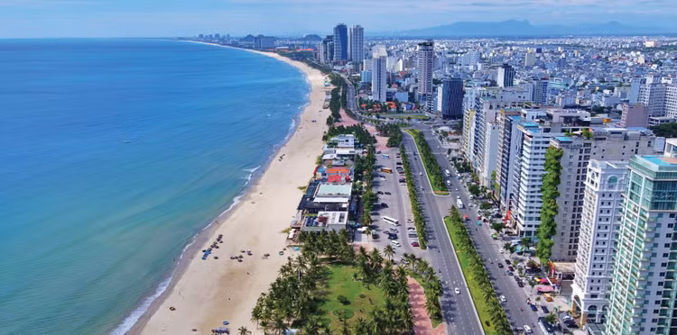 Trục ven biển Đà Nẵng - Hội An được ưu tiên nghiên cứu đầu tư đường sắt đô thị. Ảnh: Hà Minh