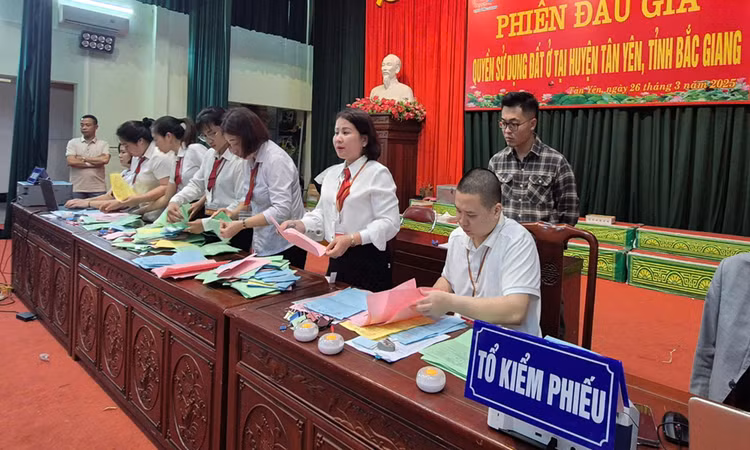 Công ty Đấu giá hợp danh Đại Dương Group đã tổ chức bán đấu giá đối với quyền sử dụng đất đối với 105 lô đất ở tại các xã Ngọc Châu, Ngọc Thiện, Ngọc Vân, Quang Trung, huyện Tân Yên, tỉnh Bắc Giang