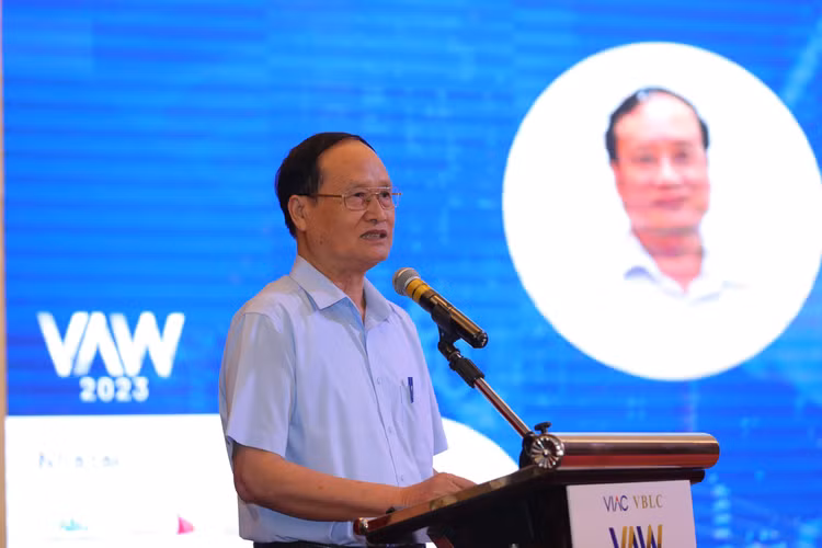 TS. Dương Văn Cận, Phó Chủ tịch kiêm Tổng thư ký Hiệp hội Nhà thầu xây dựng Việt Nam phát biểu tại Hội thảo Vướng mắc, rủi ro pháp lý và giải pháp cho nhà thầu xây dựng Việt Nam