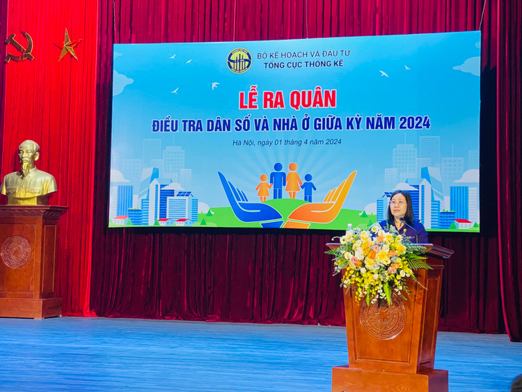 Bà Nguyễn Thị Hương, Tổng cục trưởng Tổng cục Thống kê phát biểu tại Lễ ra quân (Ảnh: Trần Tuyết)