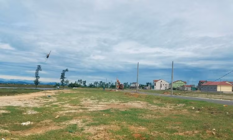 Khu đất Dự án Khu nông thôn mới xã Hội Thủy chưa hoàn thiện hạ tầng, tuy nhiên có thông tin rằng, Công ty TNHH Xuất nhập khẩu Châu Tuấn đã phân lô, nền cấp bìa đỏ cho người dân từ tháng 2/2018 (Ảnh internet)