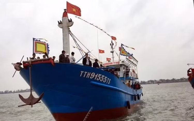 Tàu cá vỏ thép số đăng ký TTH-91555-TS trong ngày hạ thủy cuối năm 2017