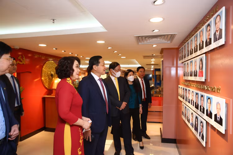 Phó Thủ tướng Chính phủ Lê Minh Khái thăm quan Nhà truyền thống của Tổng cục Thống kê nhân dịp Kỷ niệm 75 năm ngày thành lập ngành Thống kê (06/5/1946 - 06/5/2021) Ảnh Lê Tiên