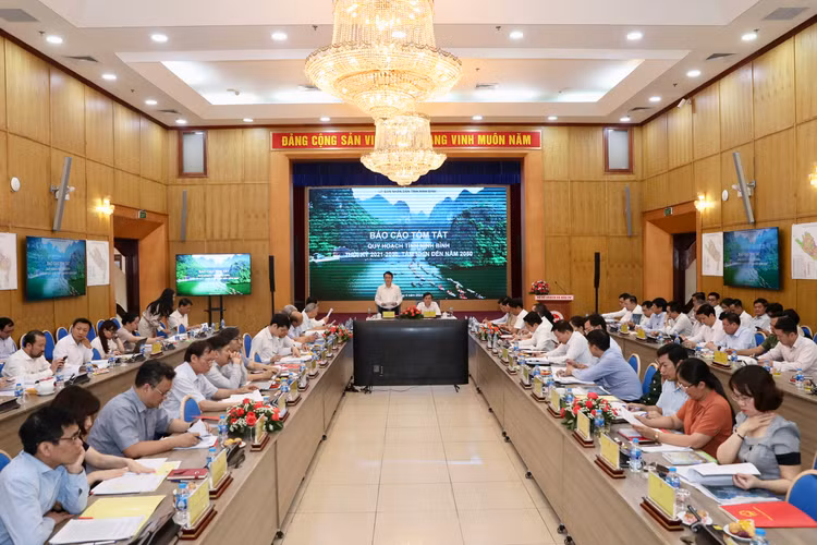 Toàn cảnh Phiên họp thẩm định Quy hoạch tỉnh Ninh Bình thời kỳ 2021 – 2030, tầm nhìn đến năm 2050. Ảnh: Đức Trung