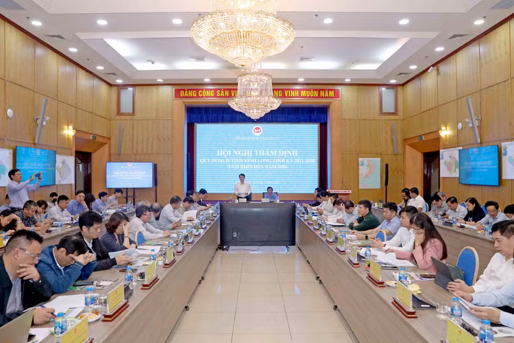 Hội đồng Thẩm định quy hoạch tỉnh tổ chức họp thẩm định Quy hoạch tỉnh Vĩnh Long thời kỳ 2021 - 2030, tầm nhìn đến năm 2050. Ảnh: Đức Trung