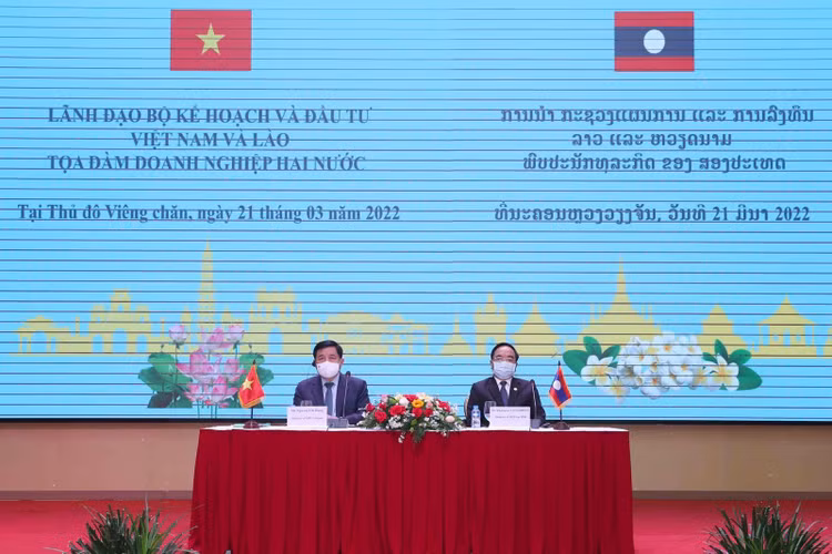 Bộ trưởng Nguyễn Chí Dũng (trái) và Bộ trưởng Khăm-chên Vông-phô-sỷ đồng chủ trì Tọa đàm. Ảnh: MPI