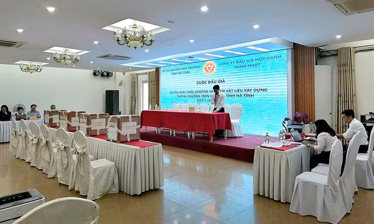 Khung cảnh cuộc đấu giá 4 quyền khai thác khoáng sản làm vật liệu xây dựng thường trên địa bàn tỉnh Hà Tĩnh đợt 1 năm 2024 được tổ chức vào ngày 21/10/2024