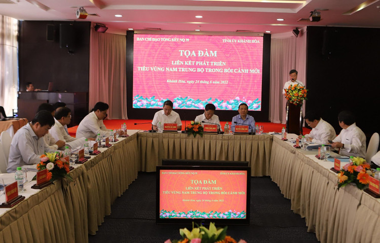 Toàn cảnh Tọa đàm “Liên kết phát triển tiểu vùng Nam Trung Bộ trong bối cảnh mới" 