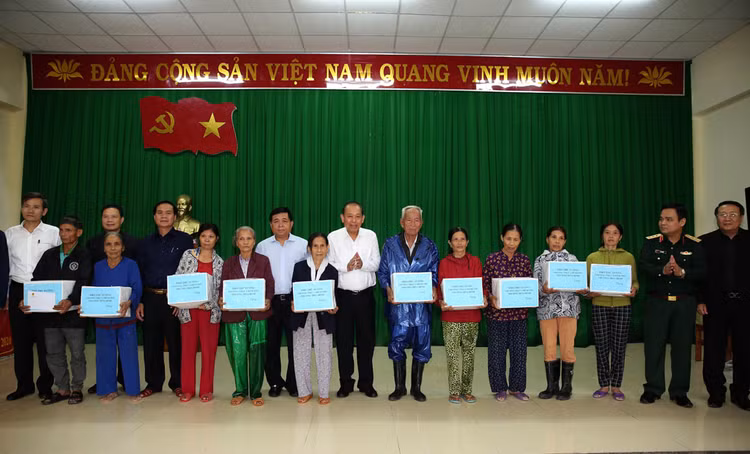 Phó Thủ tướng Trương Hòa Bình tặng quà cho nhân dân xã Hải Định, huyện Hải Lăng. Ảnh: VGP/Lê Sơn