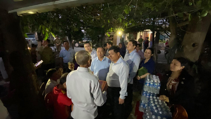 Bộ trưởng Nguyễn Chí Dũng thăm hỏi, động viên người dân tại Hà Tĩnh